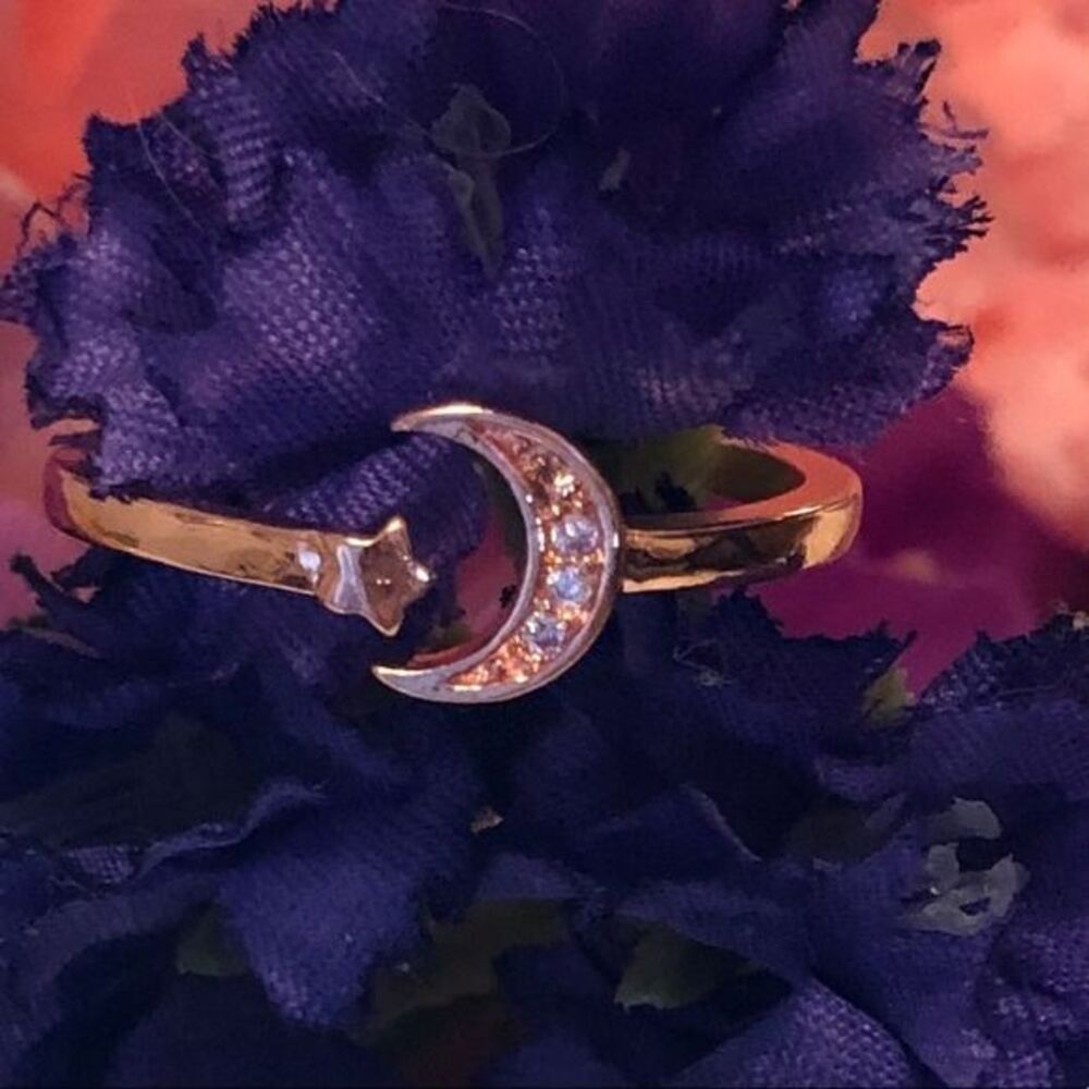 Moon & star rose gold ring 
Size 6
Super cute
Brand New 🤩